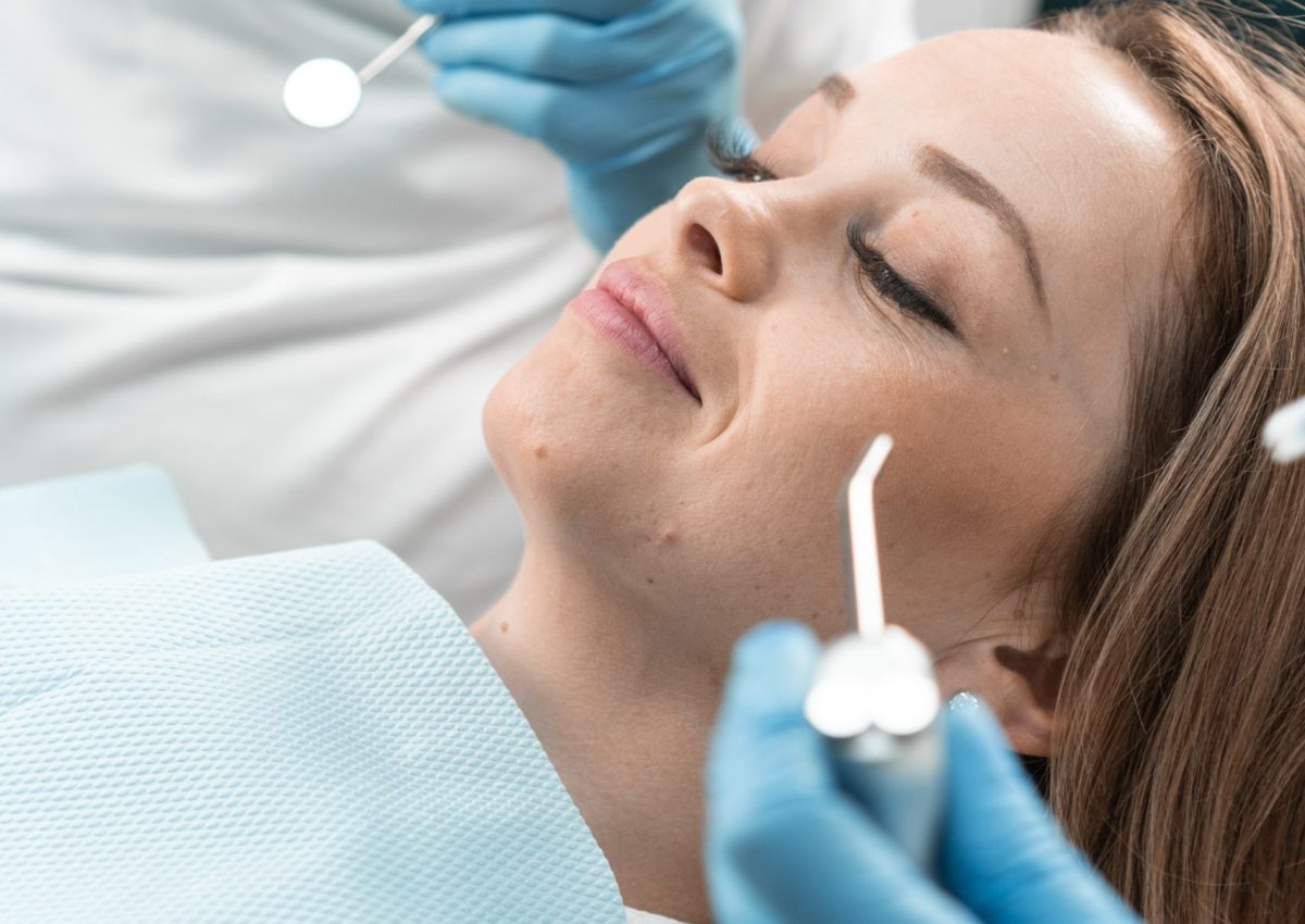 Applying,Modern,Technologies,In,Dentistry,,The,Doctor,Uses,Advanced,Equipment
