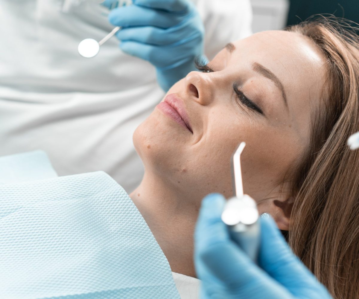 Applying,Modern,Technologies,In,Dentistry,,The,Doctor,Uses,Advanced,Equipment